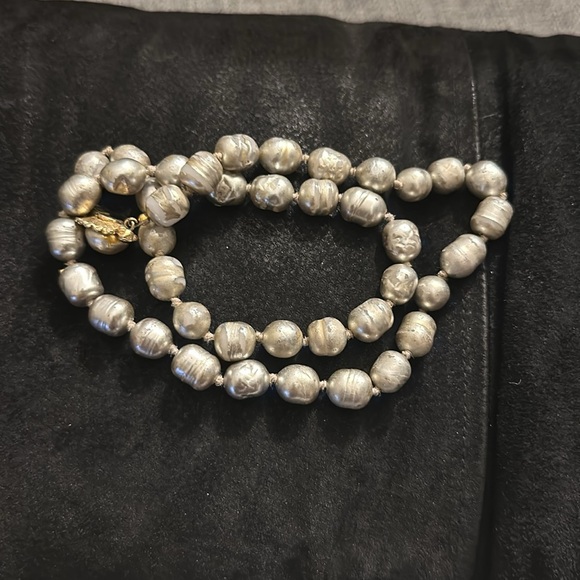 Vintage Chanel 1981 rare silver pearl 24” necklace - Picture 3 of 4